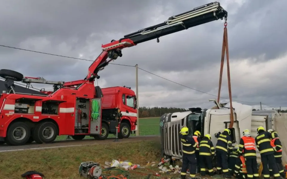 U Chotěšova se převrátil nákladní automobil na bok