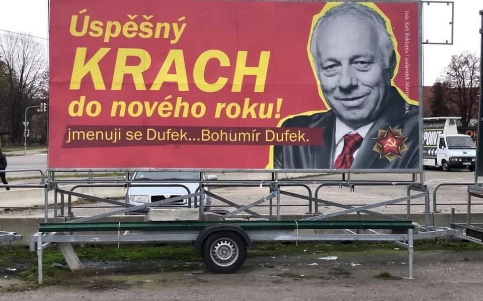 size4-16055644570281-2-odborar-dufek-jako-komunisticky-pohlavar-flusnul-nam-do-ksichtu-rika-autor-billboardu-ktere-vylepil-
