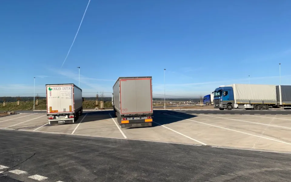 ŘSD zprovoznilo n dálnici D5 rozšířenou oboustrannou odpočívku Šlovice u Plzně