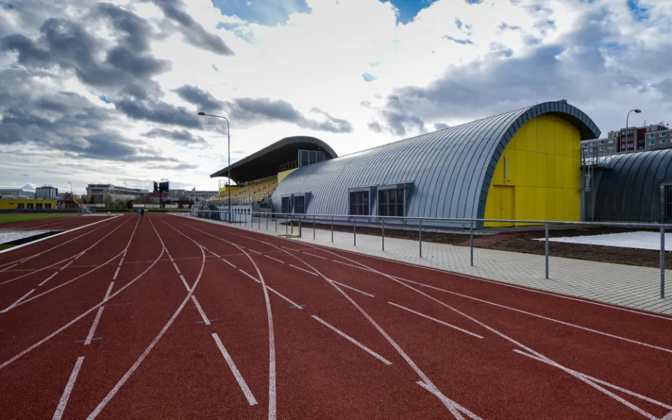 Atletický stadion ve Skvrňanech má od města novou rozcvičovnu za 23,5 milionu