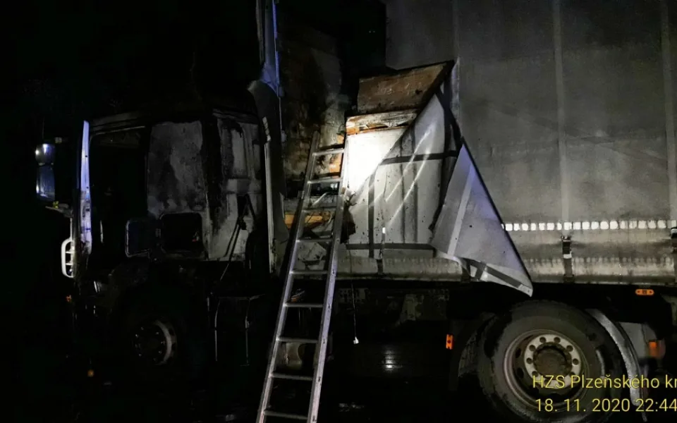 Požár zasáhl motor, kabinu i část nákladového prostoru