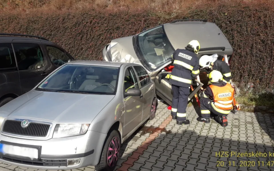 Senior (84) se zřítil na parkovišti z několikametrového srázu na jiný vůz