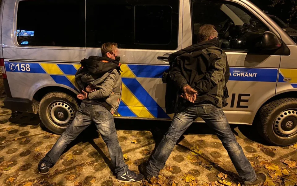 Dvojice cizinců krátce po zadržení