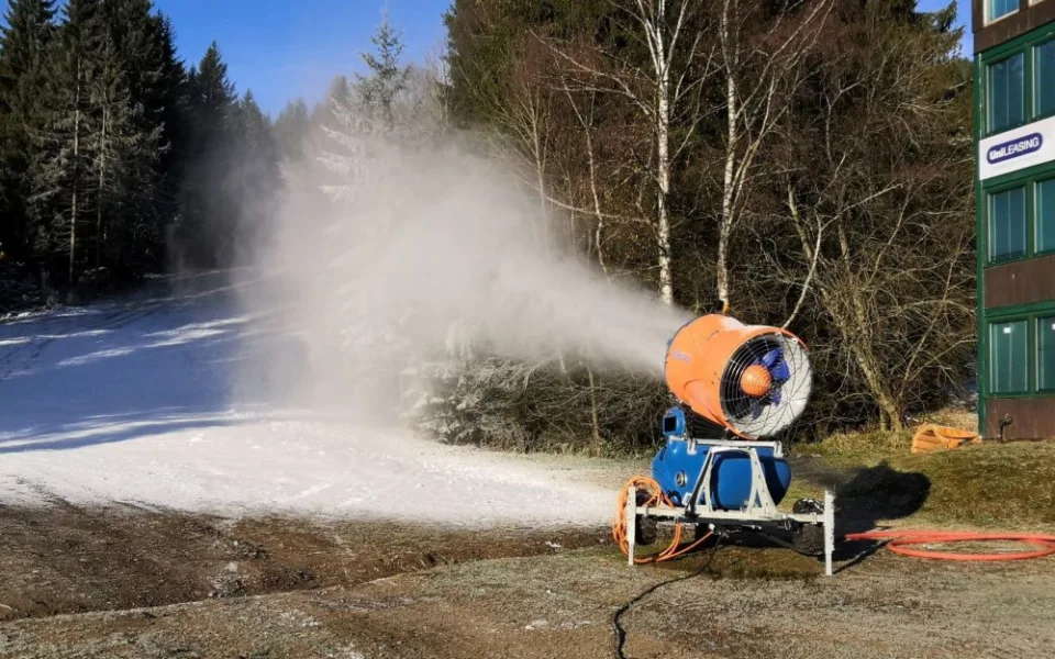 Děla už jsou v provozu, šumavský Ski&amp;Bike Špičák začal se zasněžováním sjezdovek