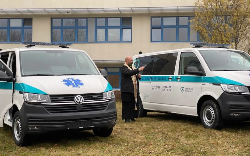 Tři nové sanitky převzala dnes do užívání Domažlická nemocnice