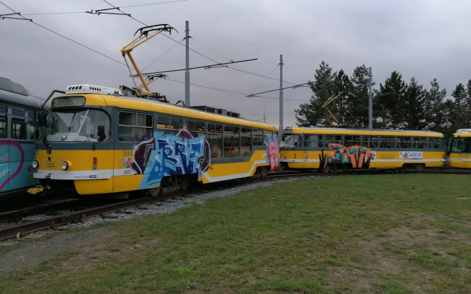 Sprejeři v noci vyzdobili několik plzeňských tramvají