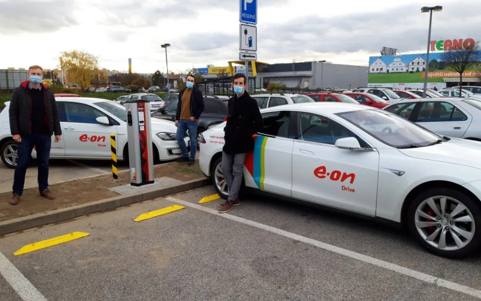 size4-16063803312215-2-eon-instaloval-do-sve-site-v-cesku-stou-verejnou-dobijecku-pro-elektromobily