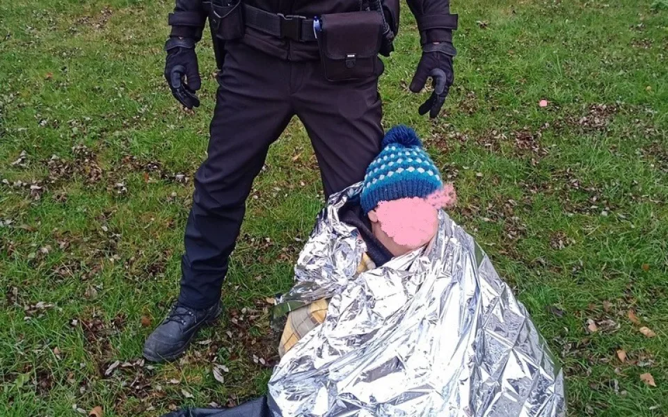 Ženu bez domova zachránili těsně před umrznutím strážníci městské policie