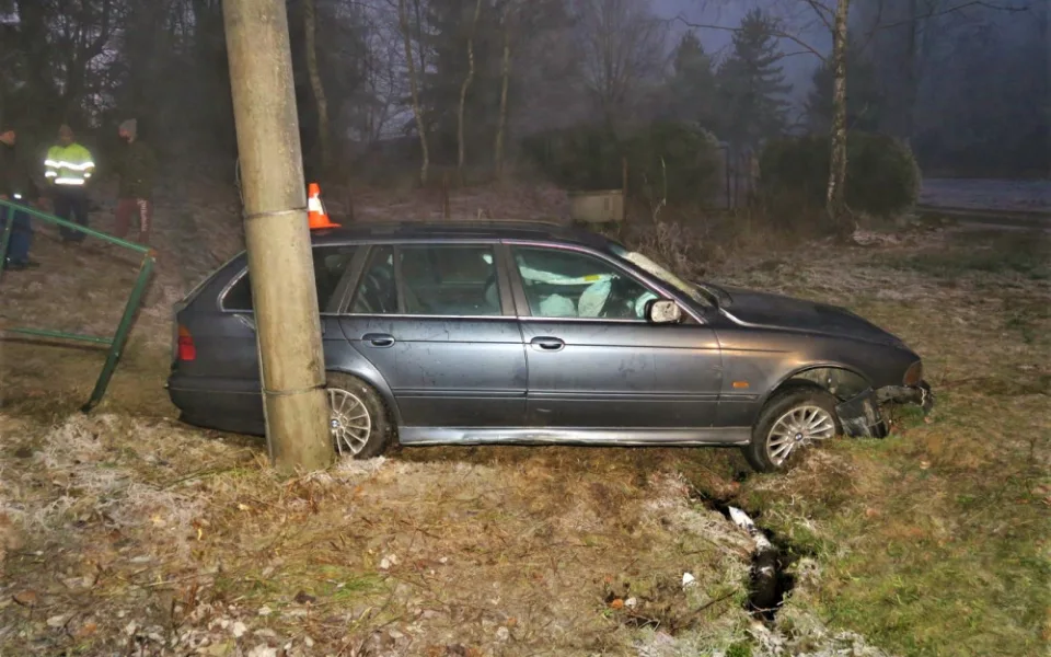 Řidič BMW po smyku na namrzlé silnici smetl dopravní značky i reklamní tabuli