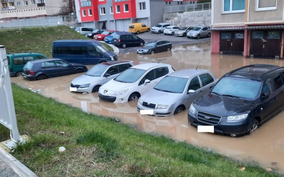 Velká košutecká potopa, voda uvěznila dvě desítky vozů