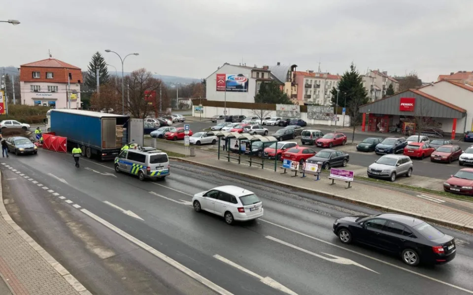 Černý pátek pokračuje, chodkyně zemřela na přechodu pod koly kamionu