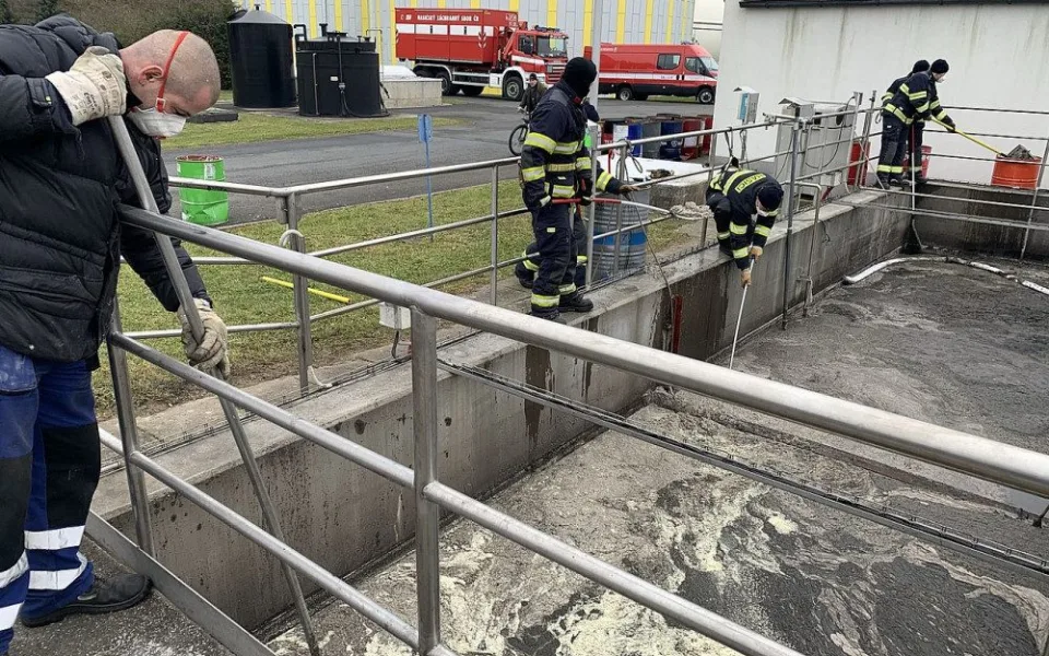Další únik nebezpečných ropných látek do plzeňské kanalizace zachytila čistička v Jateční 