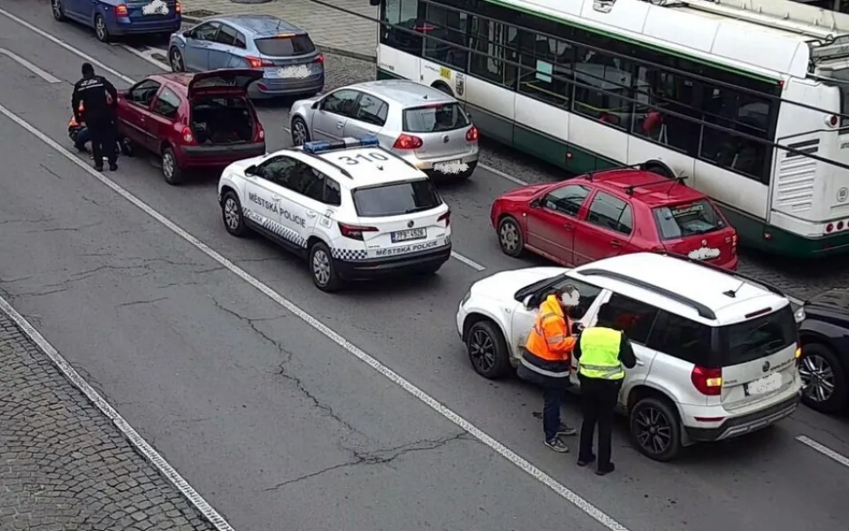 Řidiče při výměně kola uprostřed rušné silnice stíhala jedna pohroma za druhou