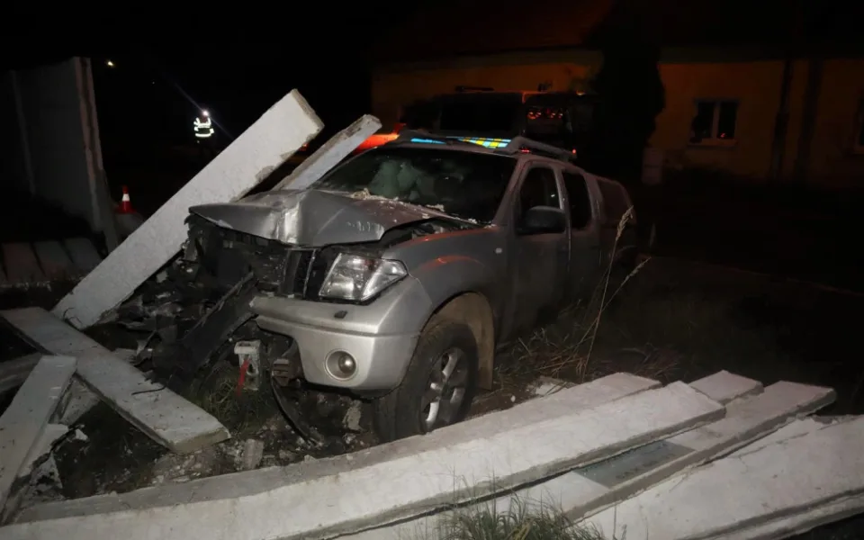 Opilý motorista překonal s autem příkop a zdemoloval betonovou hradbu