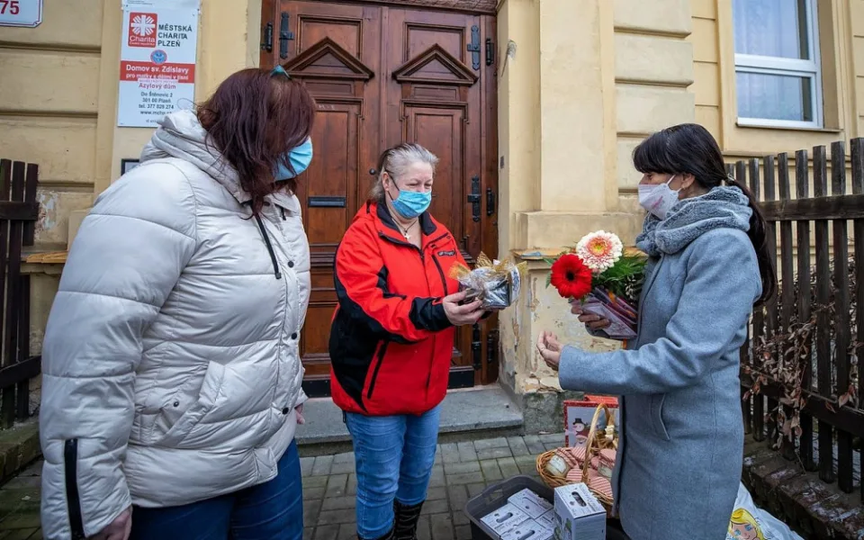 Hejtmanka Ilona Mauritzová přivezla mikulášskou nadílku do domova pro matky s dětmi v nouzi