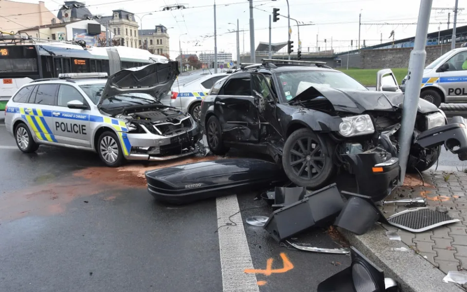 Policisté pronásledovali ukradený vůz, cestu jim zkřížil ukrajinský řidič