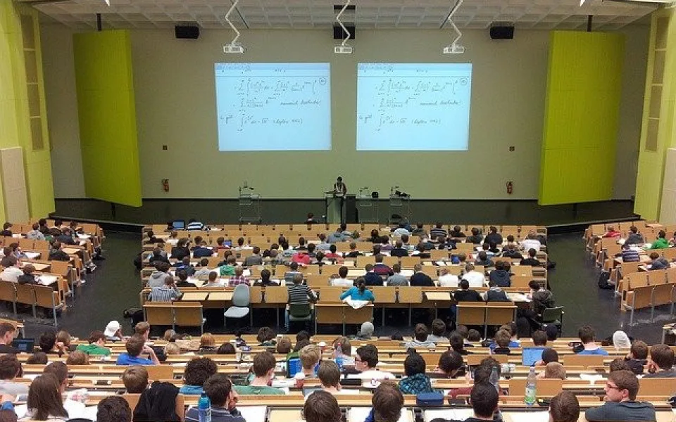 Studenti prvních ročníků vysokých škol mají od dneška povolenou osobní účast na výuce