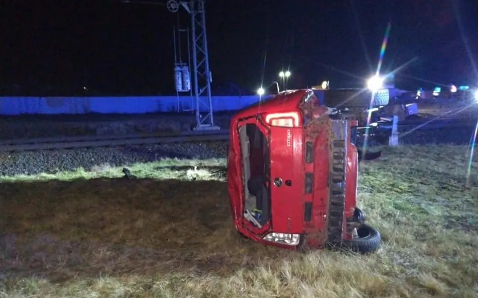 Opilý řidič minul železniční přejezd a narazil do signalizačního zařízení