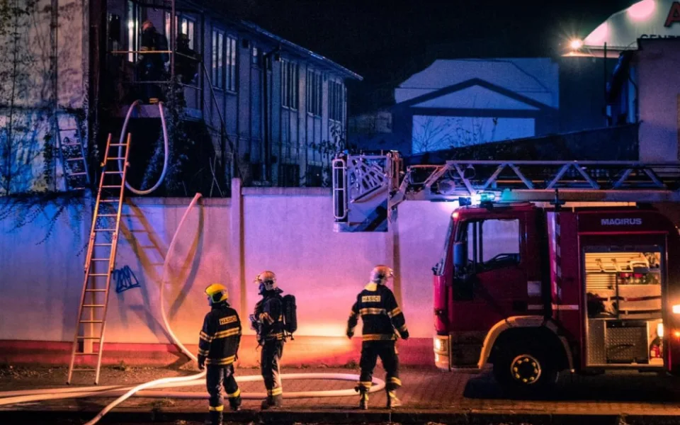 Požár opuštěné budovy mají na svědomí bezdomovci, kteří si vařili jídlo