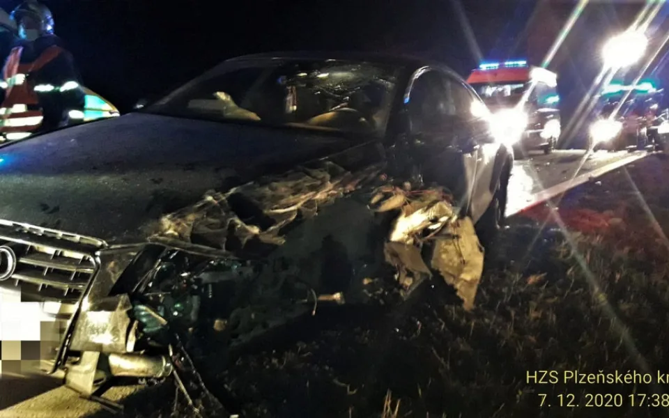 Pět lidí včetně tříletého dítěte se zranilo při čelním střetu dvou osobních automobilů
