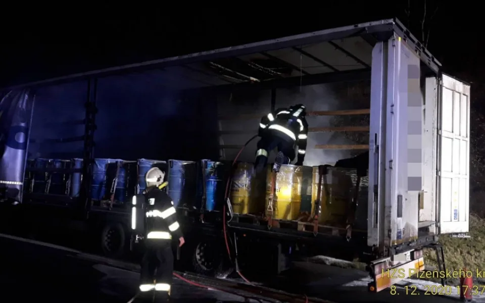 V návěsu kamionu začal hořet jeden ze sudů s bateriemi, druhý explodoval