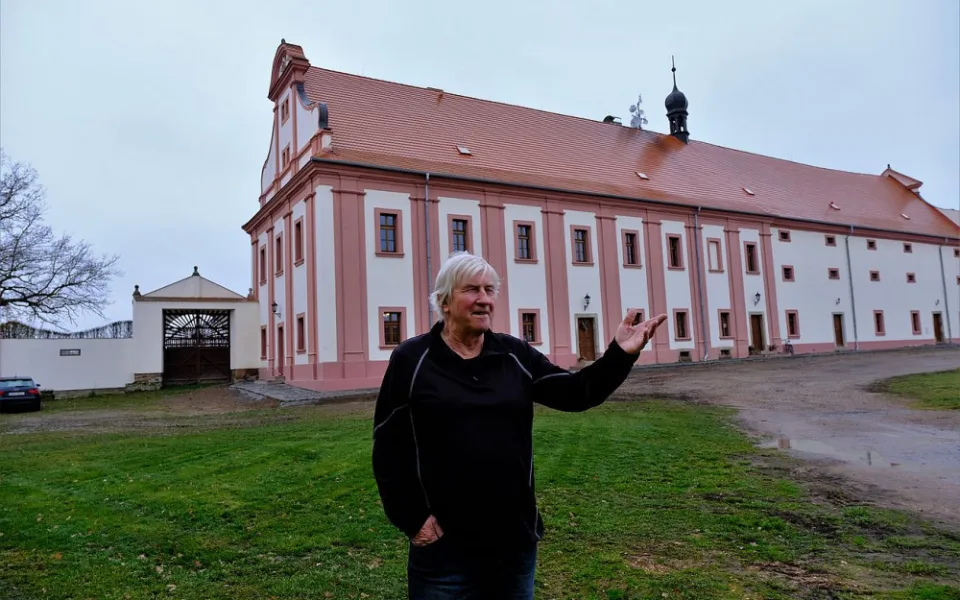 Ivan Korec pracuje se svojí rodinou od roku 1993 na záchraně Dvoru Gigant v Záluží na jižním Plzeňsku