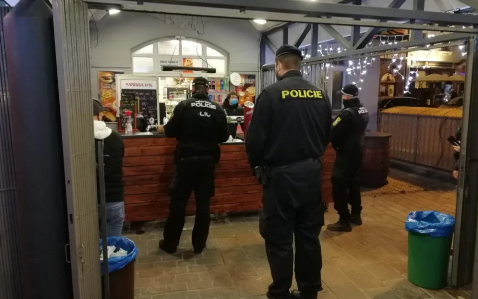 Policisté se strážníky a hygieniky zkontrolovali v pátek 130 plzeňských podniků