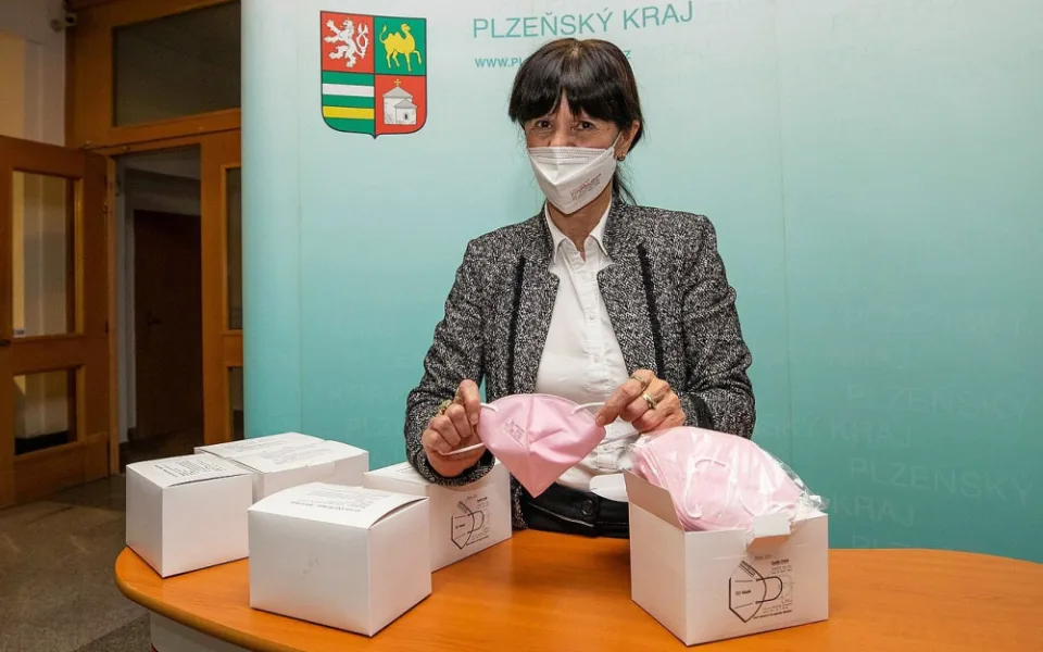 Hejtmanka Ilona Mauritzová získala od Senátu darem respirátory pro školy v regionu