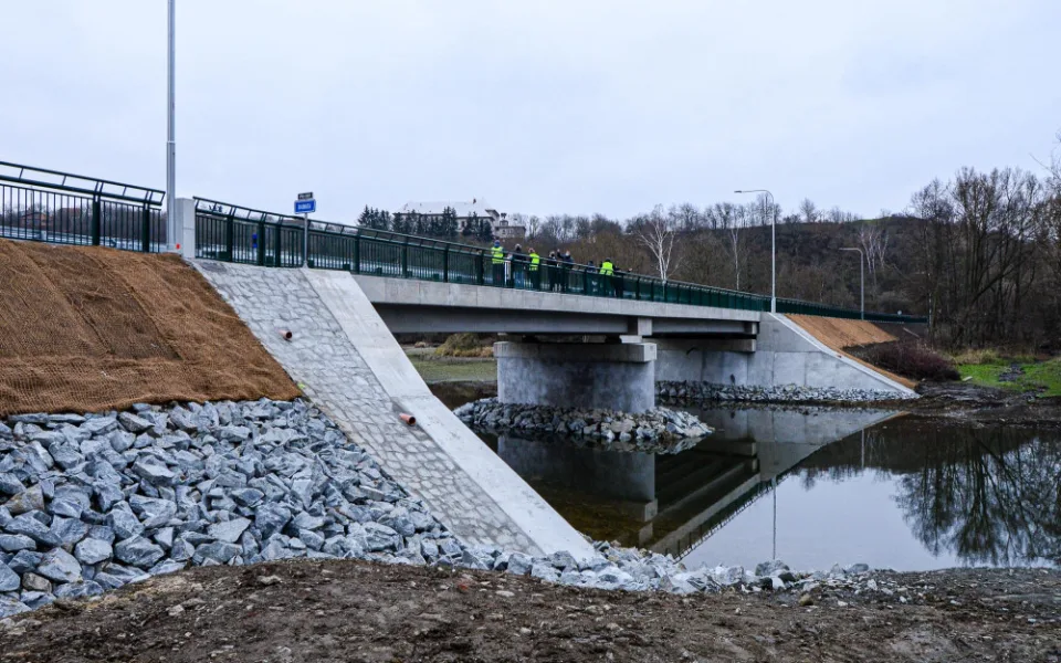 Oprava téměř půl století starého mostu je u konce, dostal nový povrch i chodník
