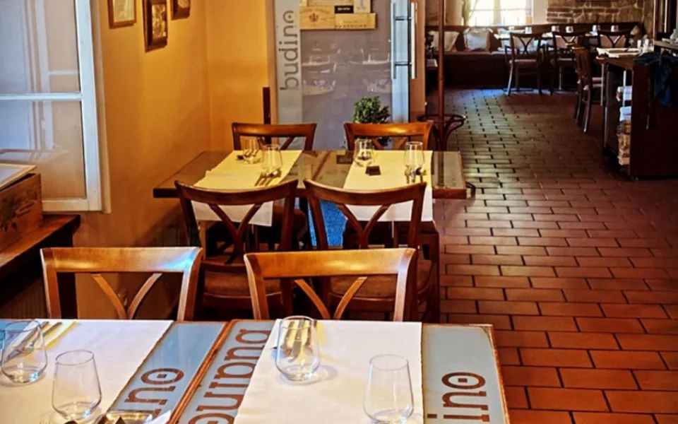 Skončím až mi odpojí elektřinu, uvedl majitel restaurace, která zůstala na protest otevřená