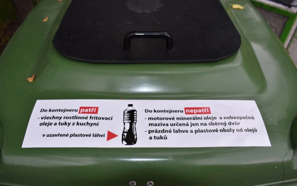 použitý olej a tuk patří do těchto sběrných nádob