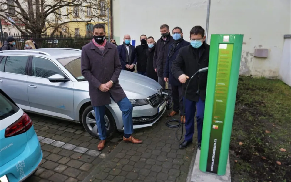 Vede ní centrálního obvodu si vyzkoušelo novou nabíjecí stanici pro elektromobily, která vznikla na parkovišti úřadu