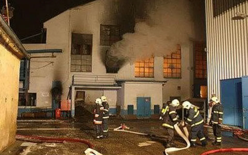 Od štědrovečerní večere rovnou k obřímu požáru sklárny, na Vánoce 2009 vzpomínají i novináři