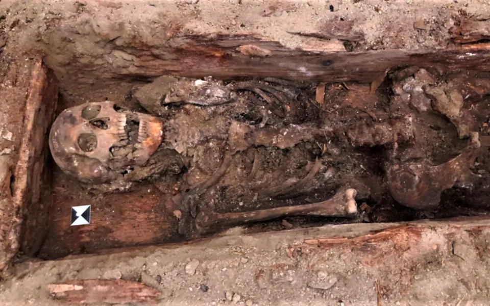 Archeologové našli v klatovských katakombách při snižování podlahy krypty pohřbené tělo