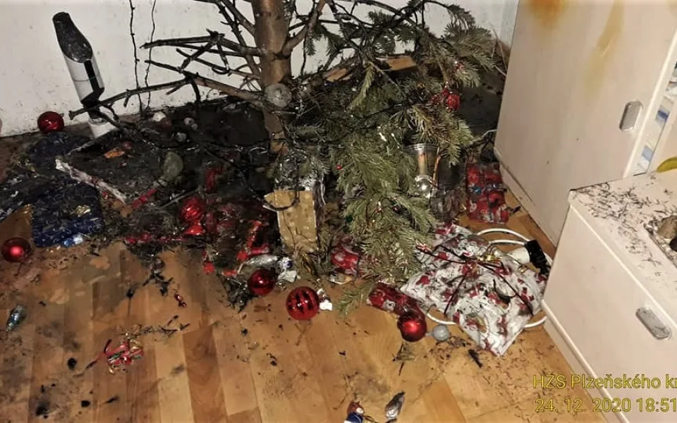 Od prskavky vzplál v Plzni vánoční stromek, požár se pak rozšířil na zařízení bytu