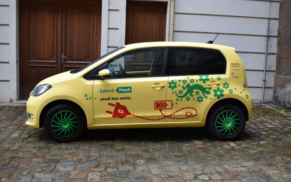 Také plzeňský magistrát rozšířil svůj vozový park nákupem prvního elektromobilu