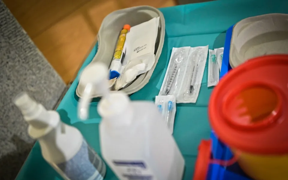 Zdravotníci v Plzeňském kraji na vakcínu proti koronaviru zatím čekají