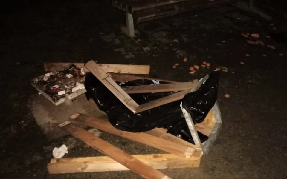 Opilí mladící se vyřádili v lesoparku, před nádražím se zase potácel namol zpitý cizinec