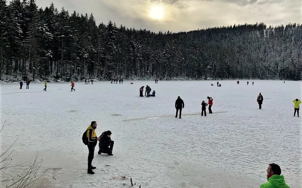 Lidé vzali Čertovo jezero útokem a udělali si na nepřístupném místě kluziště