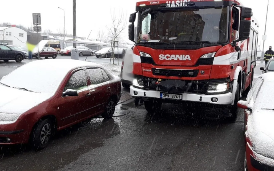 Hasiči se nemohli dostat k zásahu, bránila jim v tom zaparkovaná auta
