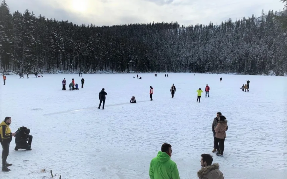 Takto to vypadalo na Čertově jezeře před týdnem. I dnes se našlo několik jedinců, kteří se přišli sklouznout a doplatili na to.
