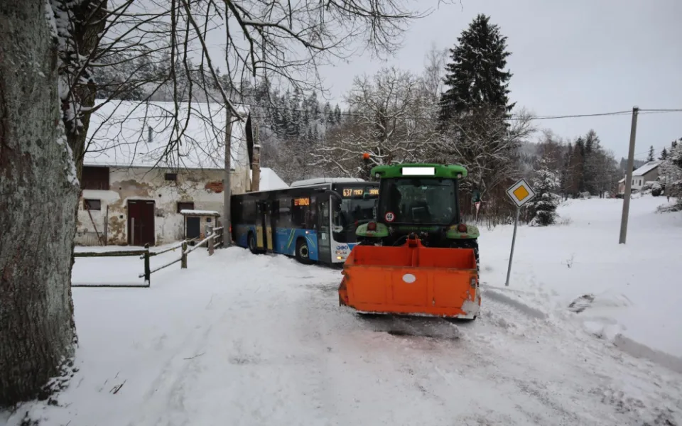 Traktor spěchal vytáhnout autobus zapadlý do závěje, cestou naboural jiný autobus