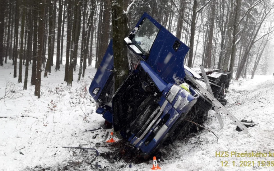 Kvůli nehodě tohoto kamionu bude dnes uzavřena doprava v okolí Babylonu na Domažlicku