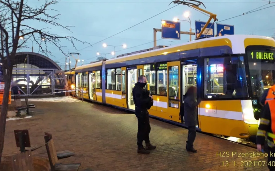 Tramvaj v centru Plzně srazila muže, jeho stav je kritický