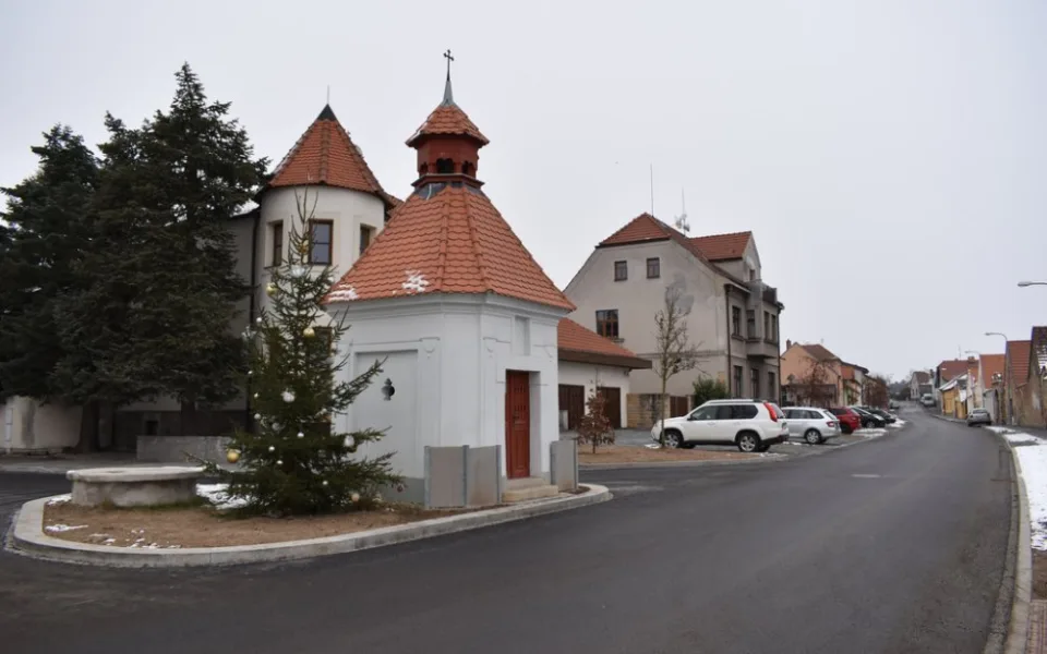 Po necelém půl roce získali lidé v Hradišti nové chodníky a parkovací stání