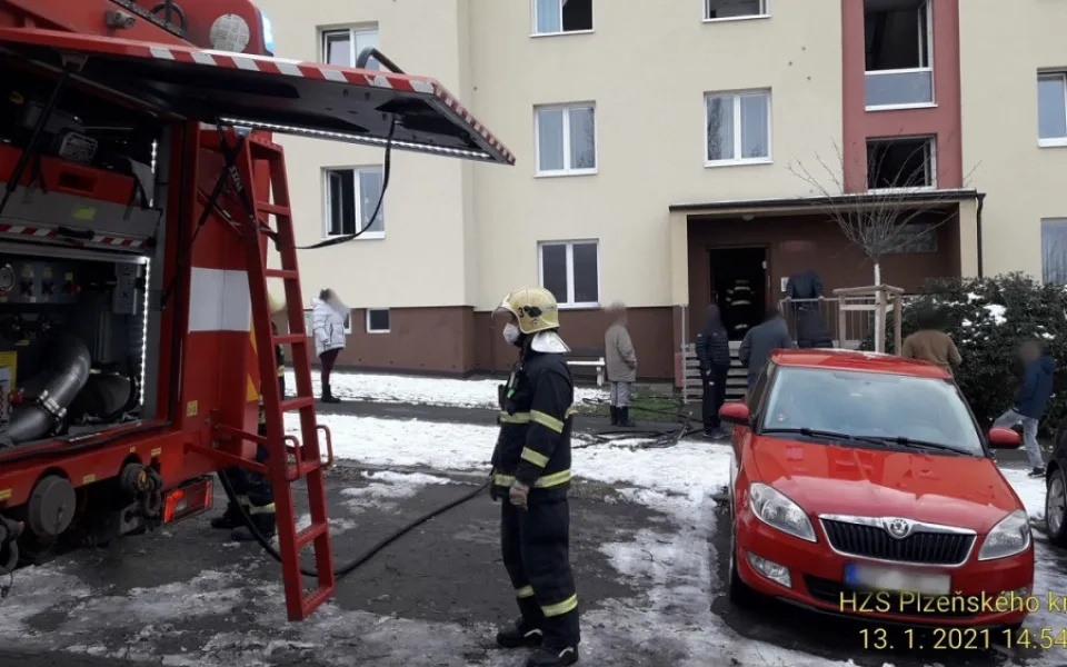 Kvůli požáru bytu museli hasiči evakuovat celý dům