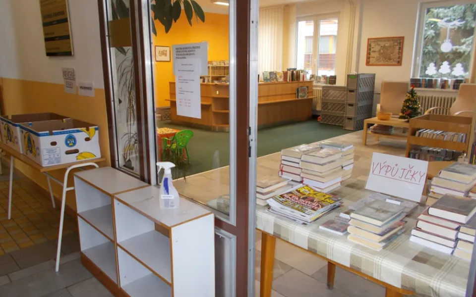 Knížky za dveřmi nebo v krabicích od banánů, malé knihovny řeší pandemii po svém