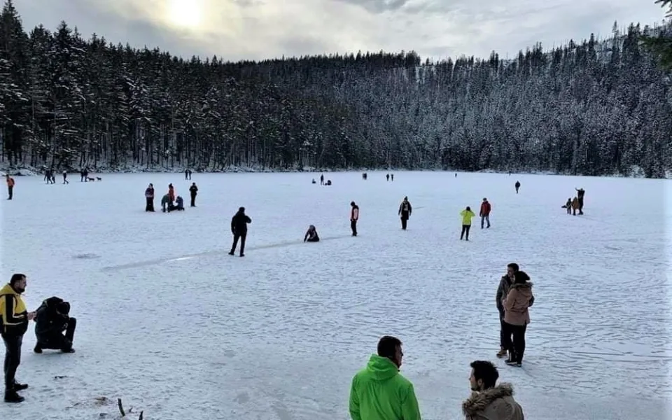 Takové jednání se už na šumavských ledovcových jezerech nebude tolerovat