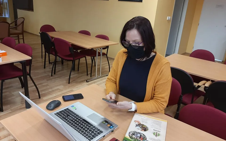 Seniorům v Plzni už pomáhá s registrací k očkování nově zřízené telefonní centrum