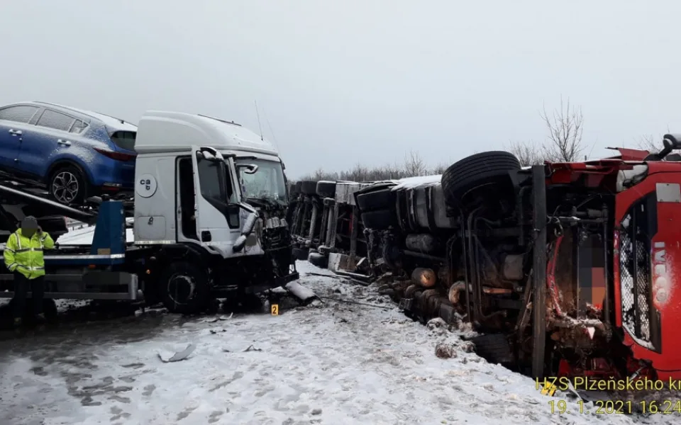 Nehoda dvou kamionů uzavřela provoz na dálnici D5, dopravu komplikuje husté sněžení